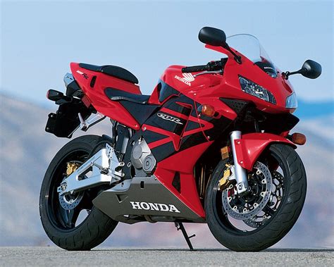 The CBR600RR's high-revving in-line 4-cylinder engine produces 113 horsepower and 48.7 pound-feet of torque. This engine likes to operate at the top end, so the ponies max out at 13,500 rpm and ...